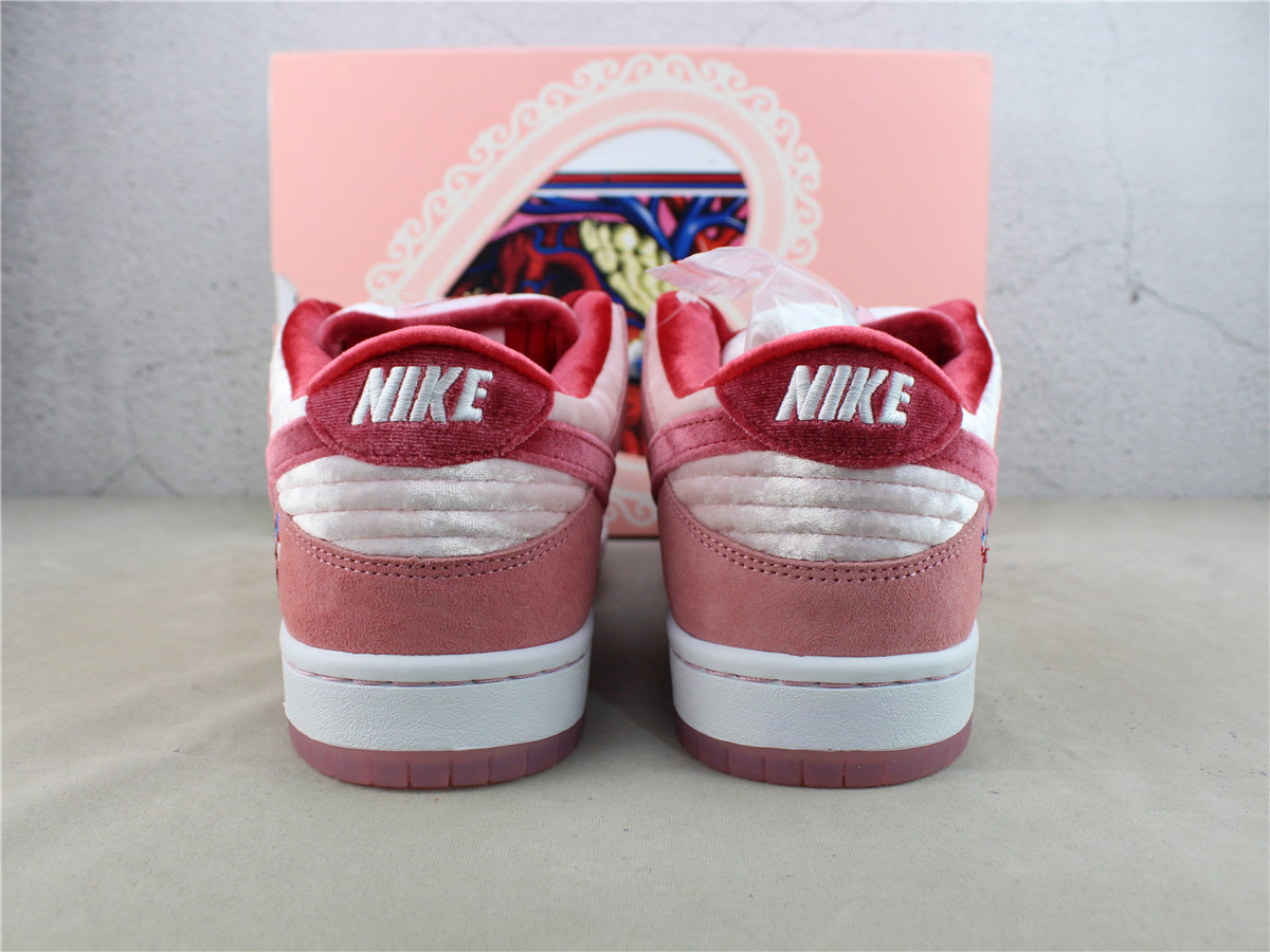 StrangeLove x Dunk Low SB Valentines Day CT2552 800